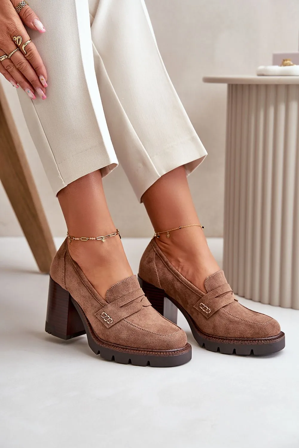 Heeled low shoes